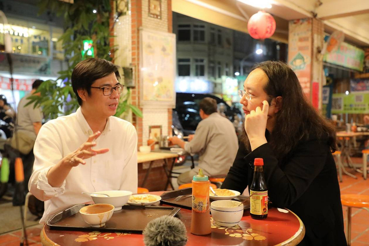 民進黨高雄市長候選人陳其邁（左），與行政院數位政務委員唐鳳，暢談高雄智慧產業前景 陳其邁競選辦公室提供