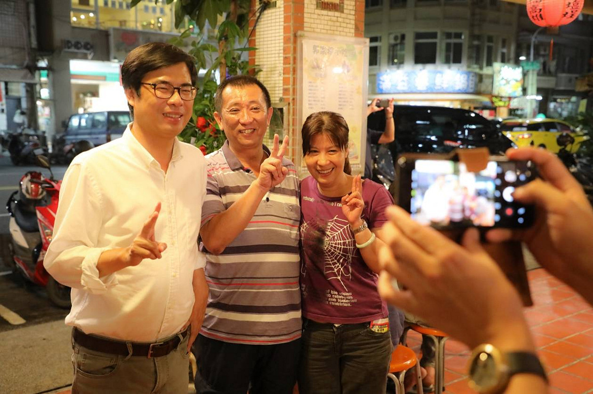 陳其邁與唐鳳用餐時，一直不敢打擾的熱情支持者，等到餐後才爭相合照。 陳其邁競選辦公室提供