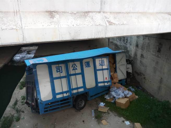 今(26)晨6點驚傳貨車失速墜落約3樓高的高速公路下方大排水溝，車頭扭曲變形。 圖：翻攝自網路