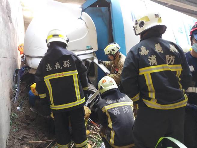 搶救人員6點16分到達，回報現場一輛大貨車從高速公路北上257公里民雄交流道墜落到下方大排，車上2名男性到院前均已停止呼吸心跳。 圖：翻攝自網路
