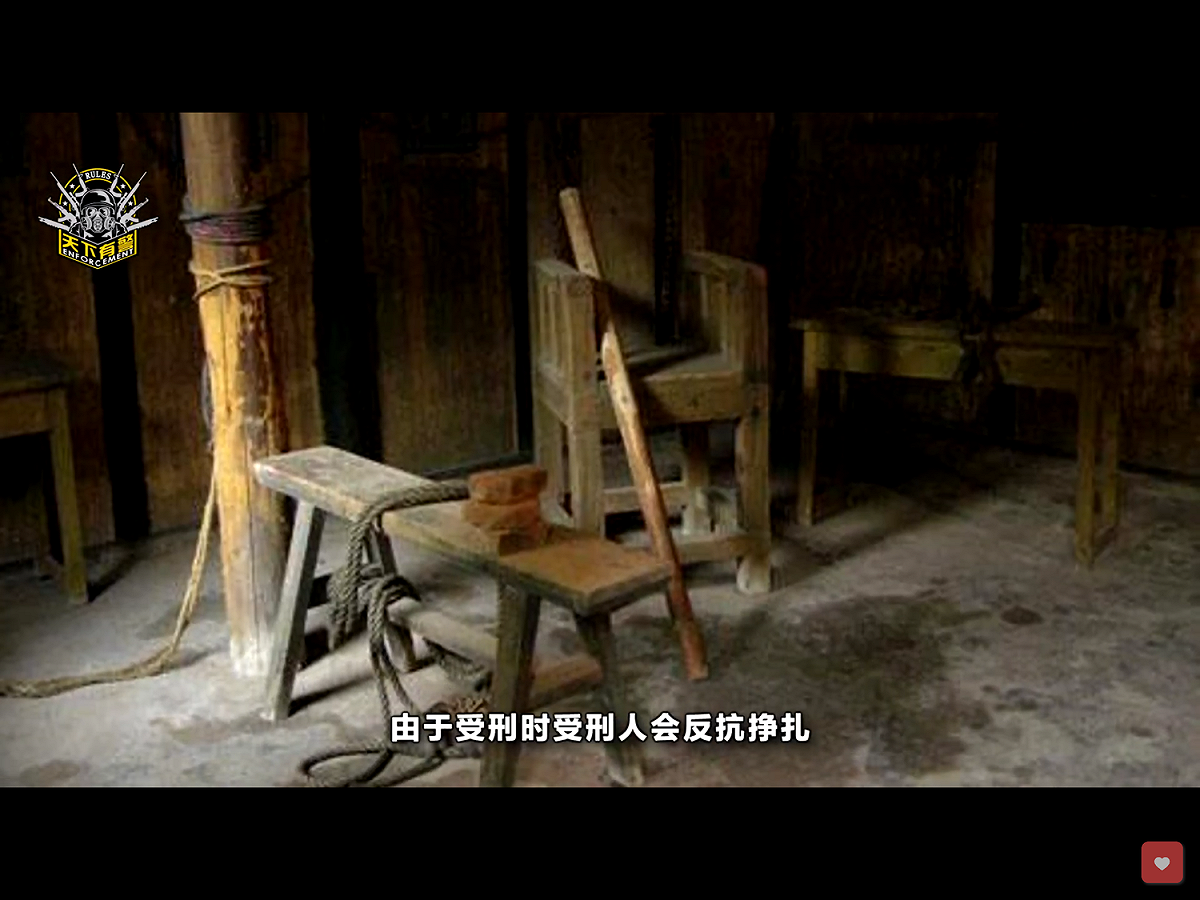 法新社記者還在這些清單中發現，至少有一個中心訂購了一隻可以捆住人手腳的古代刑具「老虎凳」。 圖：翻攝自Youtube