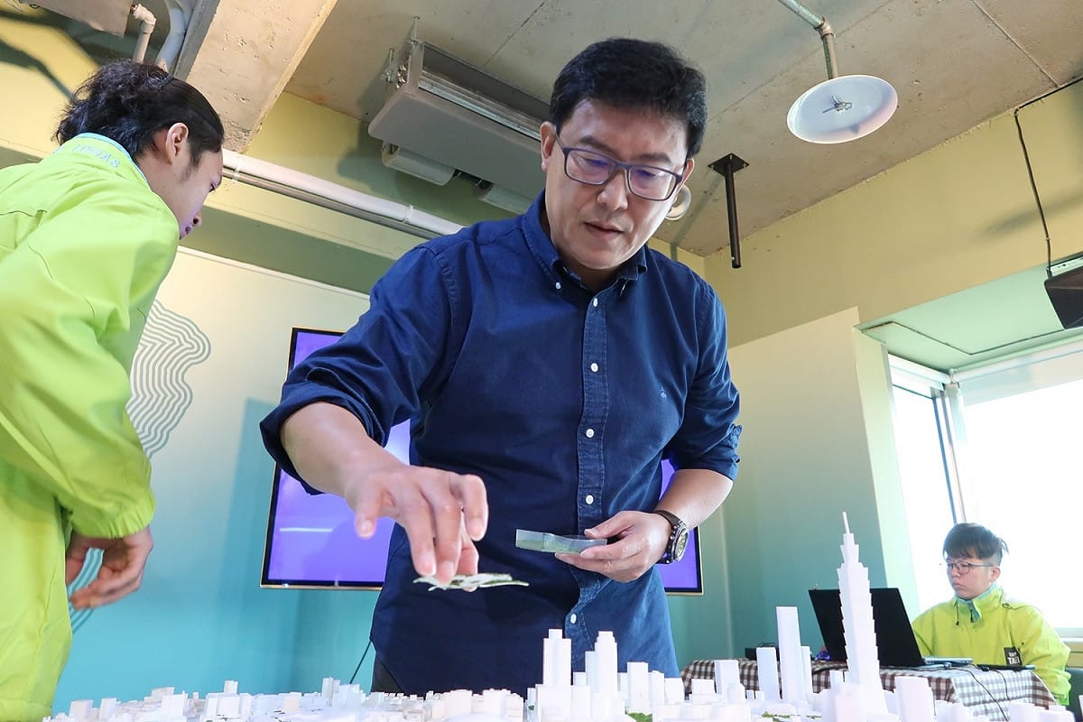 民進黨台北市長候選人姚文智26日舉行解決大巨蛋記者會，並提出忠孝東路上蓋「蝶翼」構想。 圖：林朝億/攝
