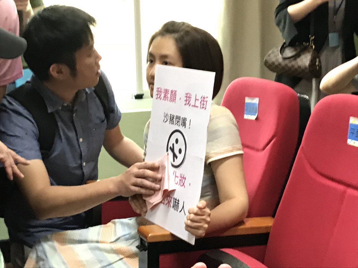 台北市長柯文哲出席北市古亭國小校園共融式遊戲場體驗記者會，一名女性突然上台送給柯ㄧ隻娃娃及口罩，嗆「我不化妝，我沒出門嚇人！」 圖：周煊惠/攝