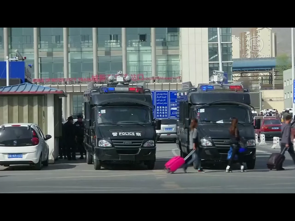 中國當局在新疆廣泛使用電子監控技術，配備齊全的警車到處可見。 圖：翻攝自Youtube