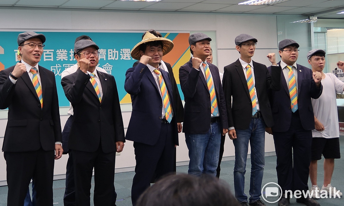民進黨26日舉行「百工百業拚經濟助選團」成軍記者會。 圖：林朝億/攝