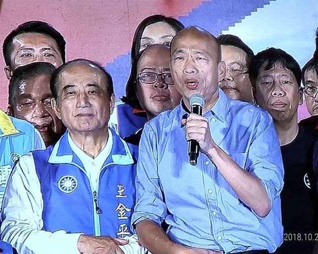 韓國瑜以「2018年選舉真的是一瓶礦泉水贏得勝利，將證明高雄市民的偉大」一席話，攪動民眾情緒。 圖：國民黨黨部/提供