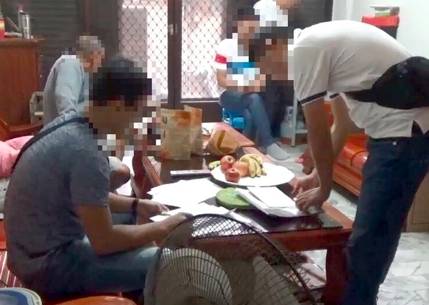 警方持搜索票，到樁腳家裡查賄。
 圖：檢警/提供