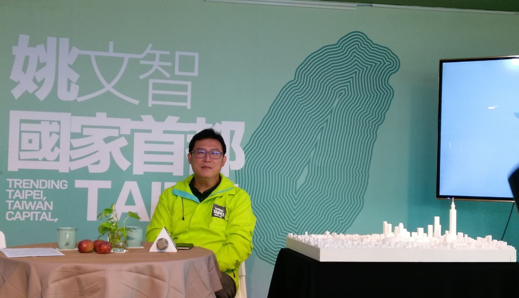 姚文智今天召開記者會公布貼身紀錄「一步之姚：真實姚文智」系列影片。 圖：陳佩君／攝