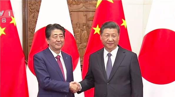 日本首相安倍晉三25日抵達北京，是日本首相時隔7年再度正式訪問中國 圖：翻攝自大陸央視