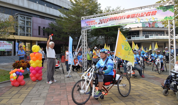 雲林縣長李進勇鳴笛後，18名鬥士操作手搖車，依序出發，挑戰9天8夜環島。 圖：雲林縣政府/提供