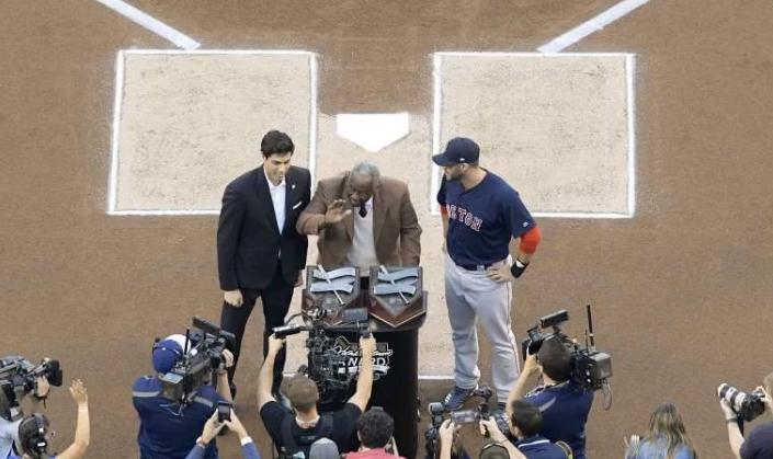 全壘打王Hank Aaron（漢克阿倫）獎得主J.D. Martinez、Christian Yelich （葉立奇）現場授獎的時刻 圖：翻攝自YOUTUBE