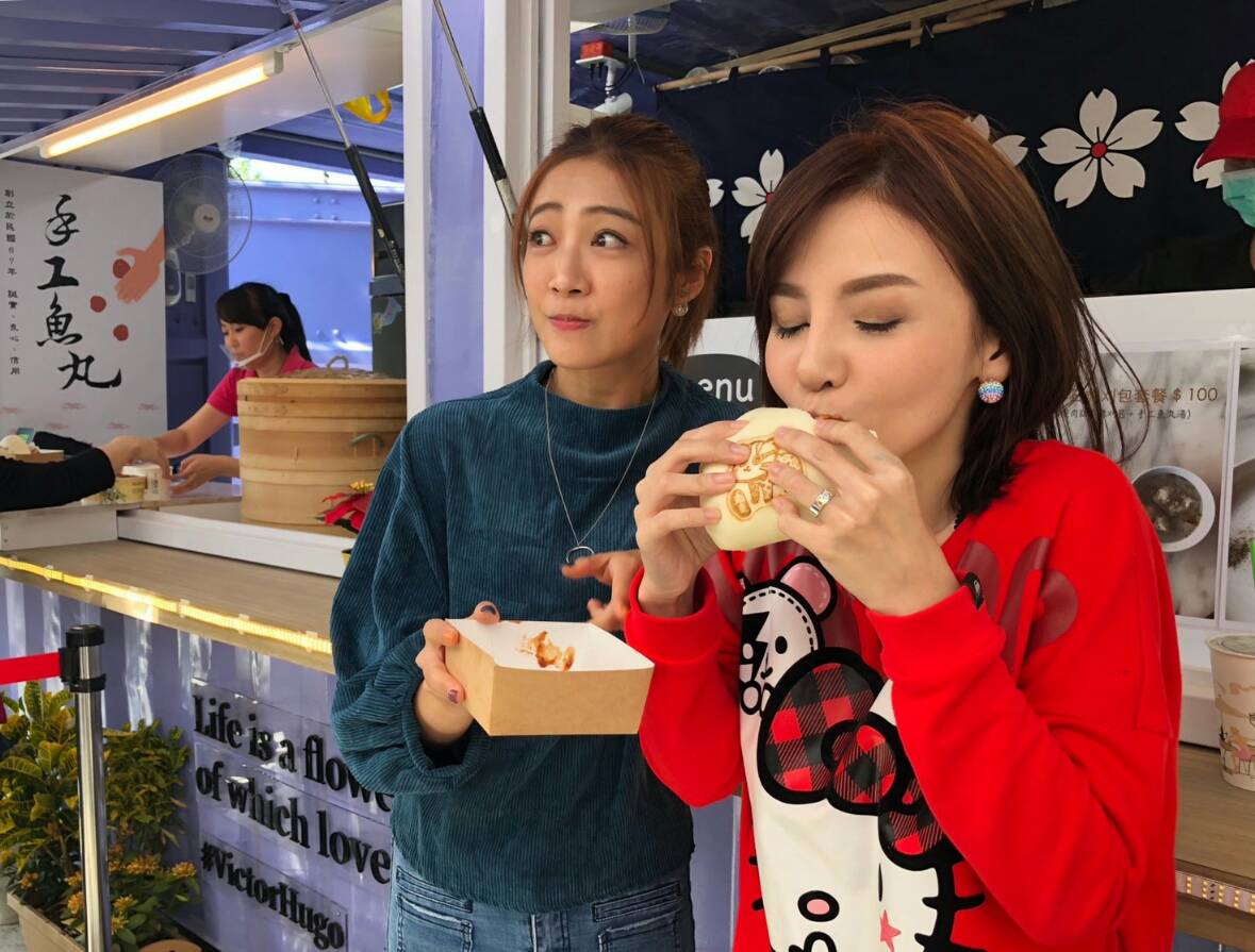 陳子玄在品嚐印有石虎圖樣的刈包。 圖：台中市新聞局提供