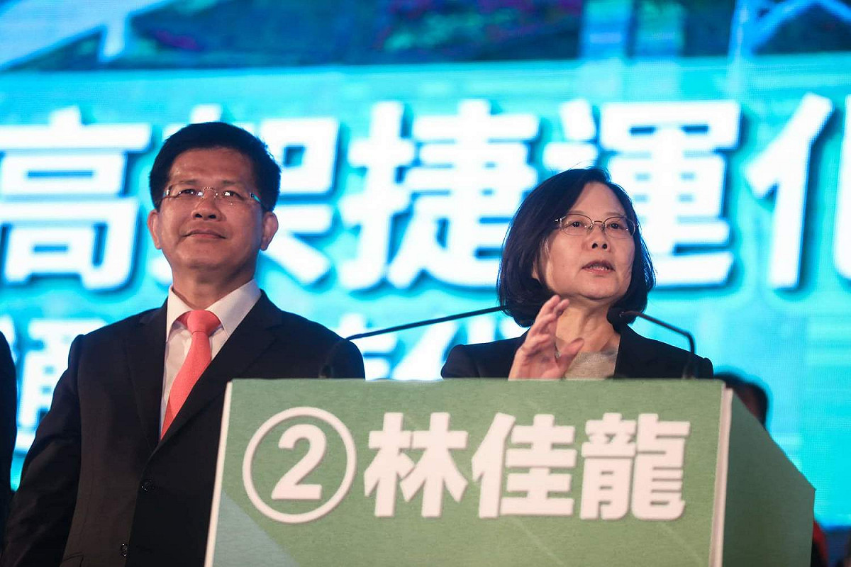 總統問在場群眾，「我要請大家仔細想一想，這四年佳龍所帶來的改變，是不是遠遠超過過去十三年？」 圖：民進黨中央黨部/提供