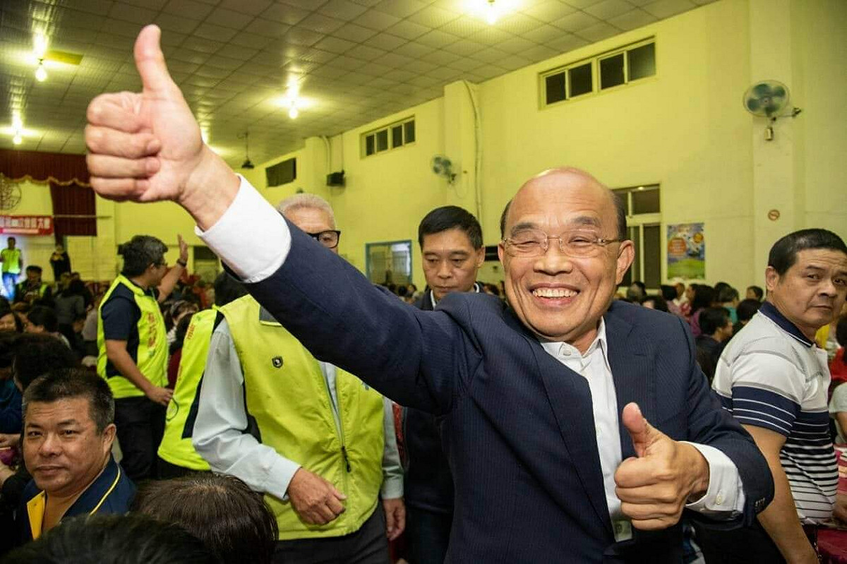 有來自香港NOW TV的媒體好奇蘇貞昌平時是如何維持體力，蘇貞昌說，現在在各區走，大家越來越熱情，他也越走越有動力。 圖：蘇貞昌競選辦公室/提供