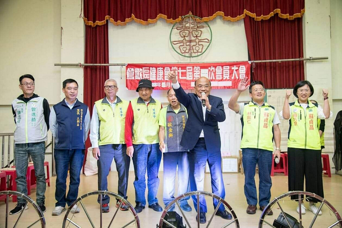 晚間，蘇貞昌先至鶯歌參加健康會會員大會，立委蘇巧慧，市議員林銘仁以及市議員候選人曾進益等人也同台力挺。 圖：蘇貞昌競選辦公室/提供