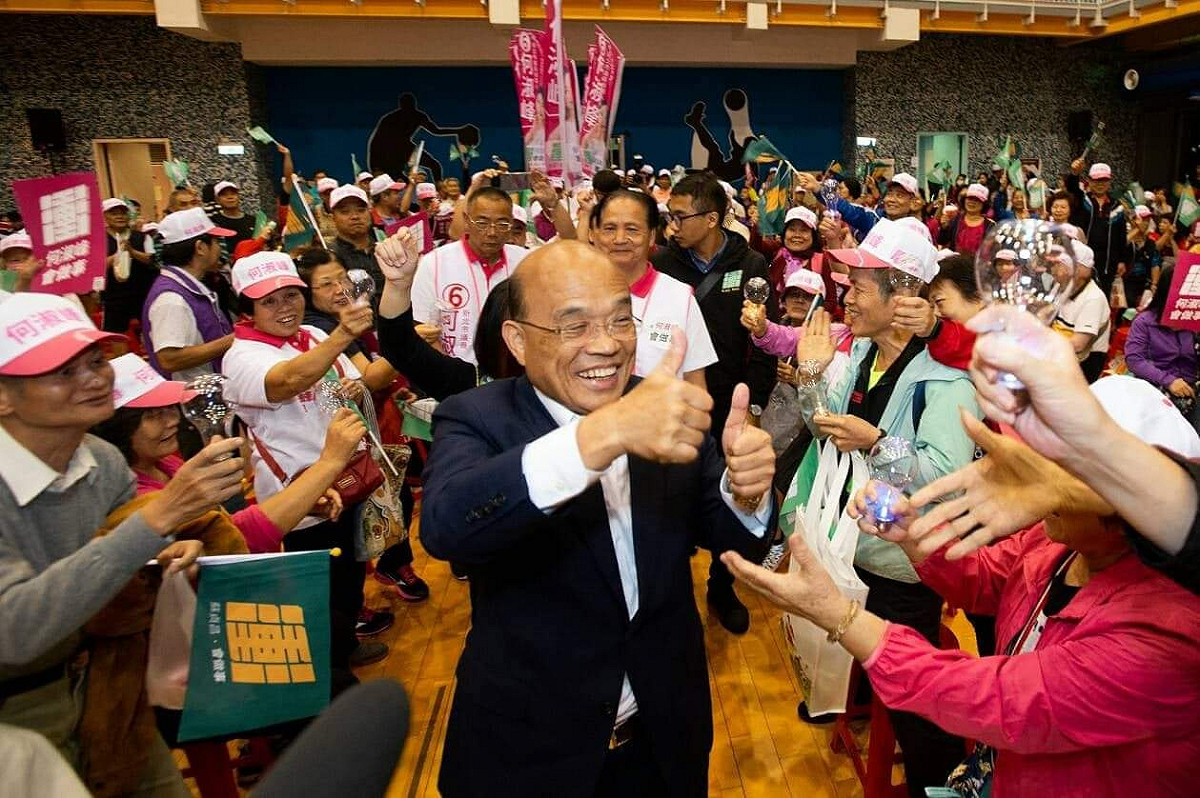 蘇貞昌更邀請台下的里長共同上台向台下所有的市民頭家鞠躬敬禮，爭取替市民做事的機會，希望大家一人一票讓市長、議員、里長在11月24日能通通紅不讓。 圖：蘇貞昌競選辦公室/提供