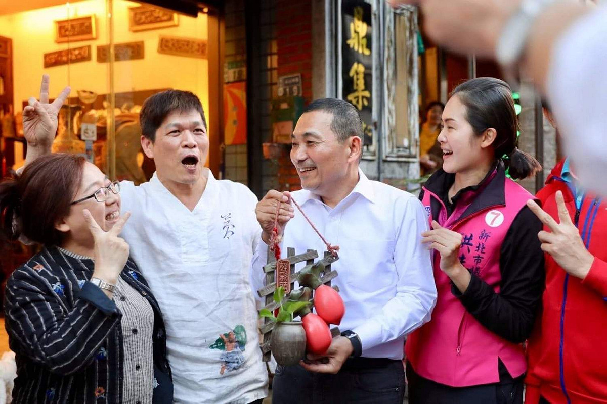 還有熱情店家送上瓷製茶杯以及球形茶壺，並且高呼「慈悲為懷、勝券在握」，祝福侯友宜高票當選。 圖：侯友宜競選辦公室/提供