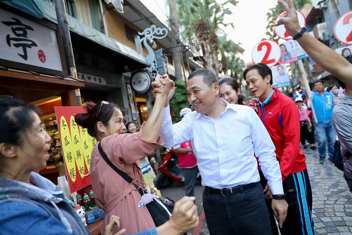 國民黨新北市長候選人侯友宜今(27)日晚間連趕鶯歌3行程，首站前往鶯歌老街掃街拜票，侯友宜一踏出車門，老街遊客立刻一擁而上，紛紛要求合照、簽名，還有年輕遊客驚呼「是本人耶，好讚！」 圖：侯友宜競選辦公室/提供
