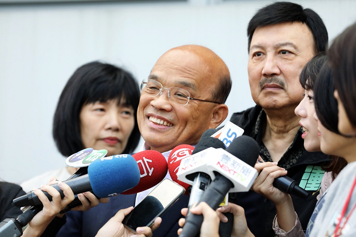民進黨新北市長候選人蘇貞昌（前）、民進黨新北市黨部主委余天（後）。 圖：蘇貞昌競選辦公室/提供