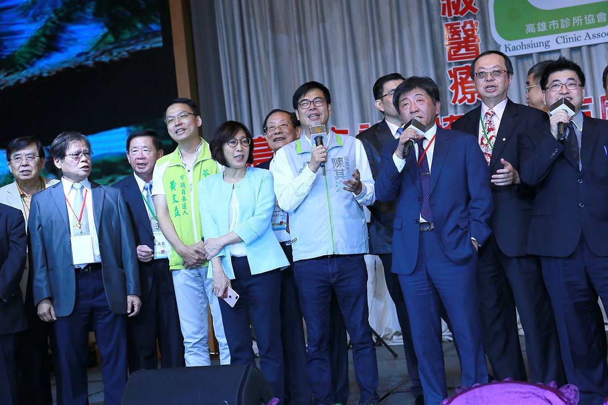 謝尚廷（右一）今年9月11日於高雄漢來大飯店，與陳其邁、康裕成等人的大合照。 翻拍自謝尚廷臉書