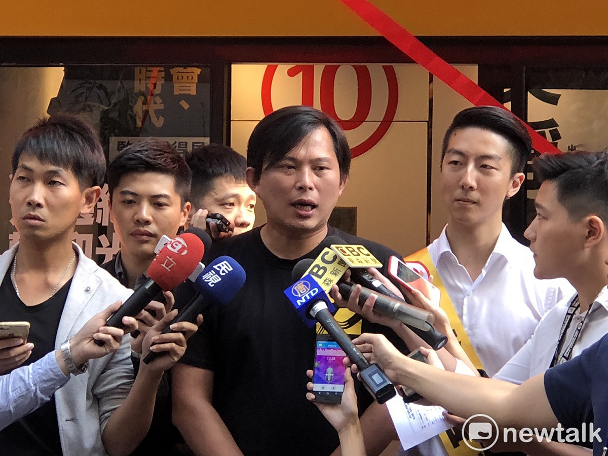立委黃國昌受訪談論行政院針對普悠瑪翻車事故組成調查小組的中立性問題。 圖：周煊惠 / 攝
