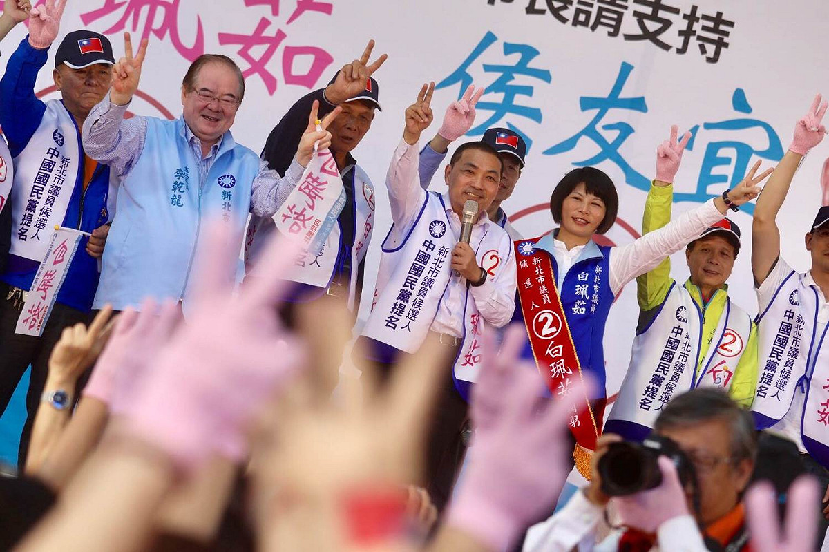 都抽中2號的侯友宜與白珮茹，一起作V字型手勢，呼籲汐止選民投2號。            圖：侯友宜選辦提供