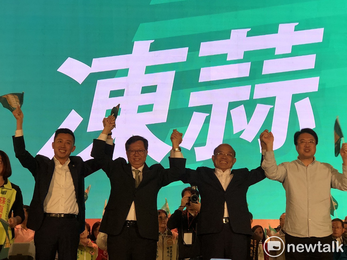 民進黨新北市長候選人蘇貞昌（右2）與現任基隆市長林右昌（右1）、桃園市長鄭文燦（左2）、新竹市長林智堅（左1）組成「會做事連線」。 圖：周煊惠 / 攝