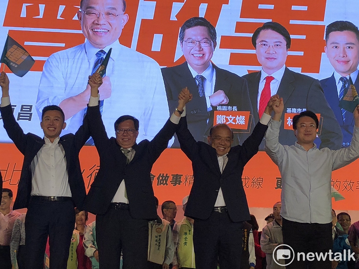 民進黨新北市長候選人蘇貞昌（右2）與現任基隆市長林右昌（右1）、桃園市長鄭文燦（左2）、新竹市長林智堅（左1）組成「會做事連線」。 圖：周煊惠 / 攝