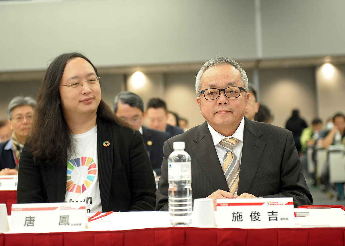 行政院副院長施俊吉和政委唐鳳（左）今(29)日上午出席「5G應用與產業創新策略(SRB)會議」開幕式。 圖：行政院/提供