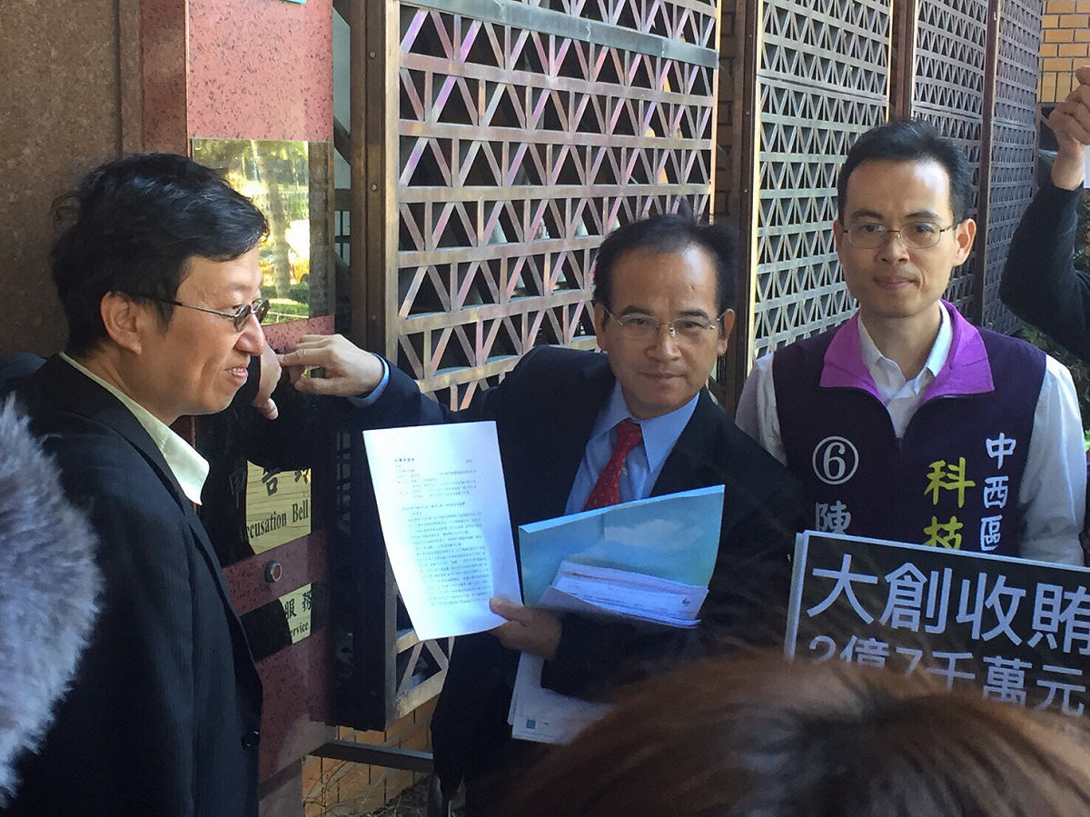 蘇煥智前往台北地檢署控告立委黃偉哲及前辦公室主任曾碧珠、前經濟部長鄧振中與國貿局長楊珍妮在大創案中違法關說放行。 圖：蘇煥智競選總部提供