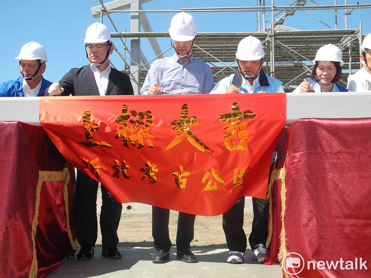 朱立倫與來賓們一起在新考古公園的大樑簽名。                             
 圖：王峻昌/攝