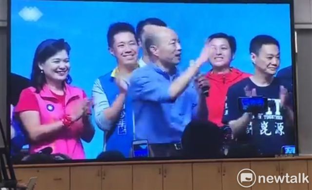 高雄市婦女會播放錄影帶10月11日韓國瑜出席「高雄婦女會挺韓」活動致詞時的現塲。 圖 : 金名/攝（資料照片）