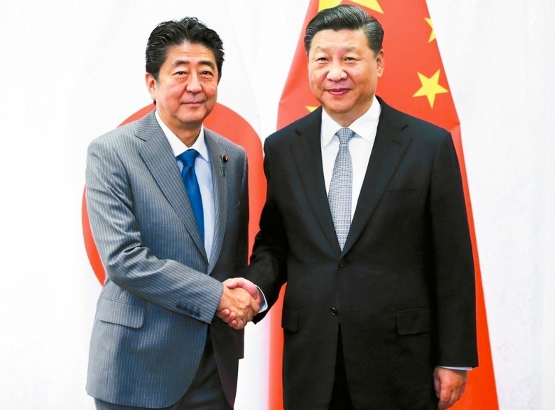 日本首相安倍晉三（左）與中國國家主席習近平。(資料照片) 圖：翻攝自微博(資料照片)