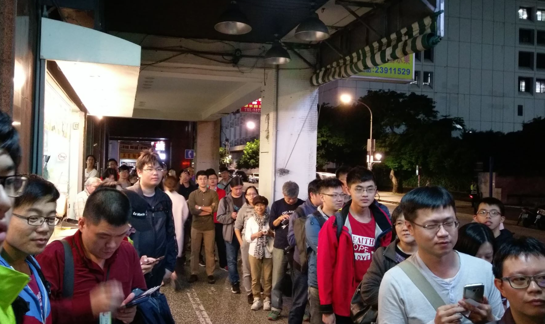 時代力量中央黨部湧入排隊人潮。 圖:陳佩君/攝