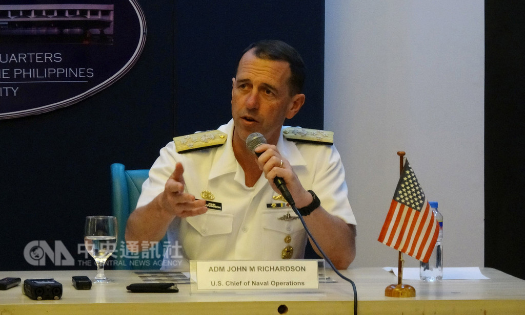 美國海軍軍令部長李察遜29日在菲律賓三軍總部的記者會上說，美軍將持續在台灣海峽等國際海域宣揚自由航行理念，台灣可「信賴」美國。