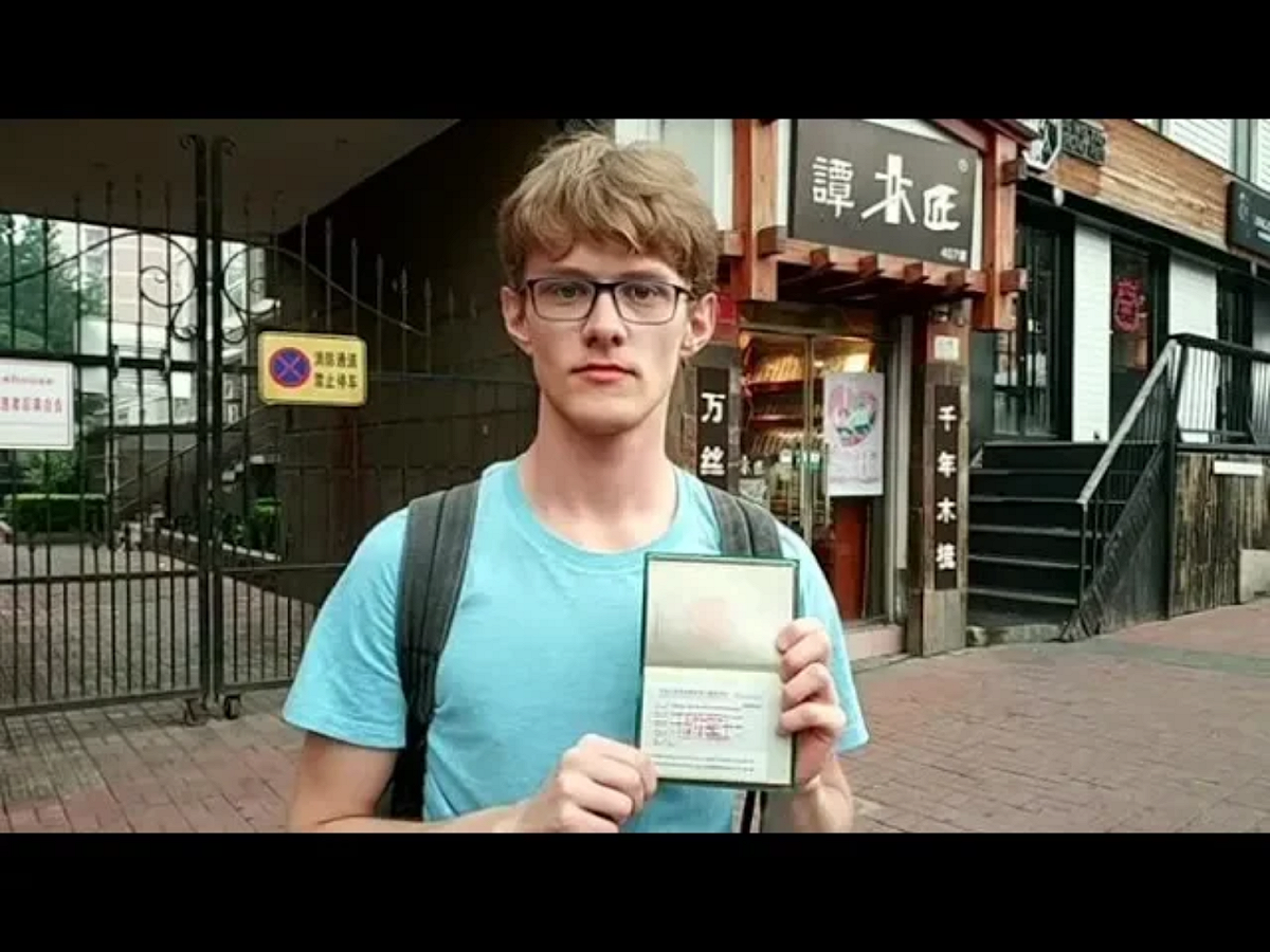 24歲的德國研究生穆達偉（David Missal），今年在北京清華大學就讀新聞碩士學程時因研究人權議題遭中國驅逐出境，當時引起德國政壇及媒體高度關切。 圖：翻攝自Youtube