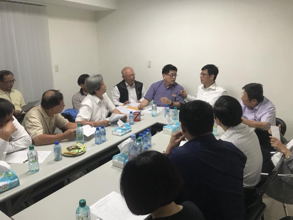 民進黨高雄市長候選人陳其邁（右二白衣者）與多位醫界大老座談醫療政策。 翻拍自管碧玲臉書照片