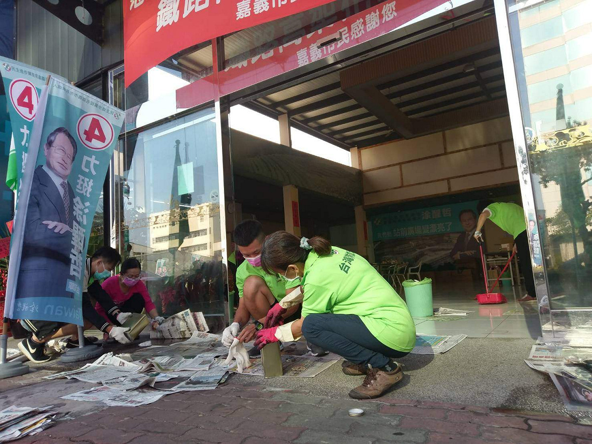 涂醒哲競選總部30日凌晨遭人潑漆，工作人員忙著清理。 圖：涂醒哲競選團隊/提供