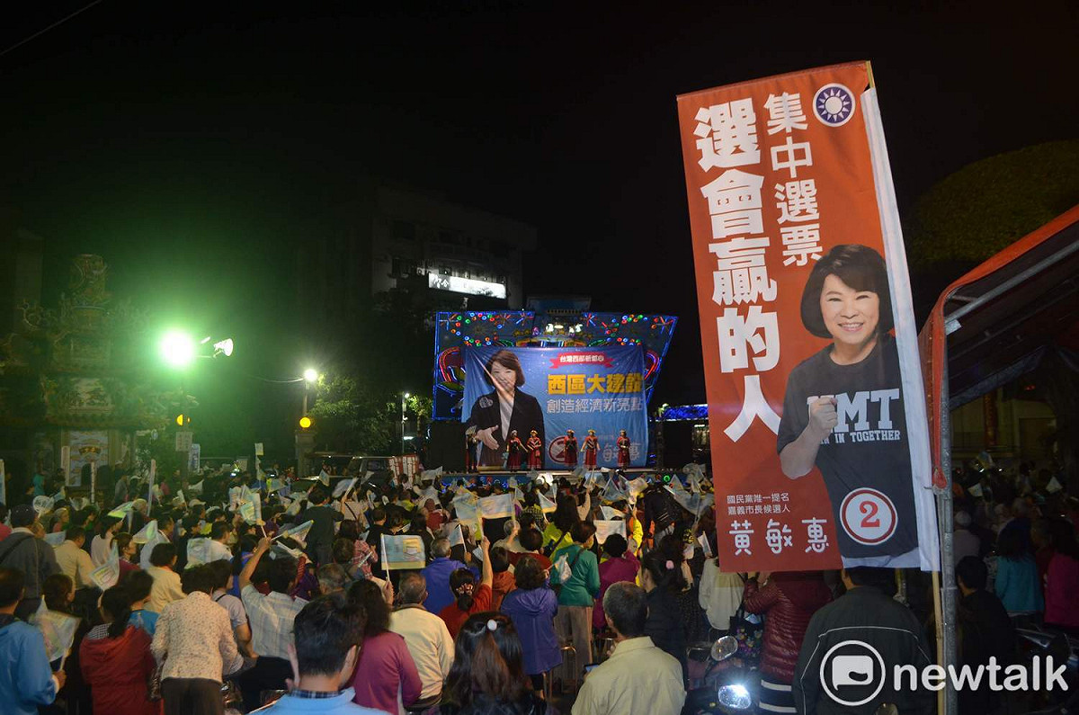 黃敏惠近日造勢活動中，懸掛出「集中選票」布旗，開始操作棄保。 圖：蔡坤龍/攝