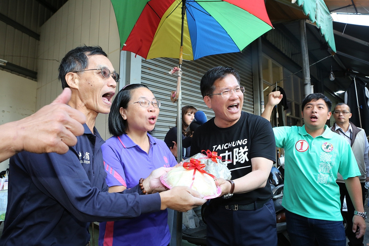 林佳龍來到太平第一公有市場掃街拜票。 圖：林佳龍競選總部/提供