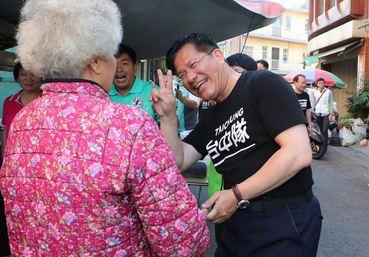 林佳龍來到太平第一公有市場掃街拜票。 圖：林佳龍競選總部/提供