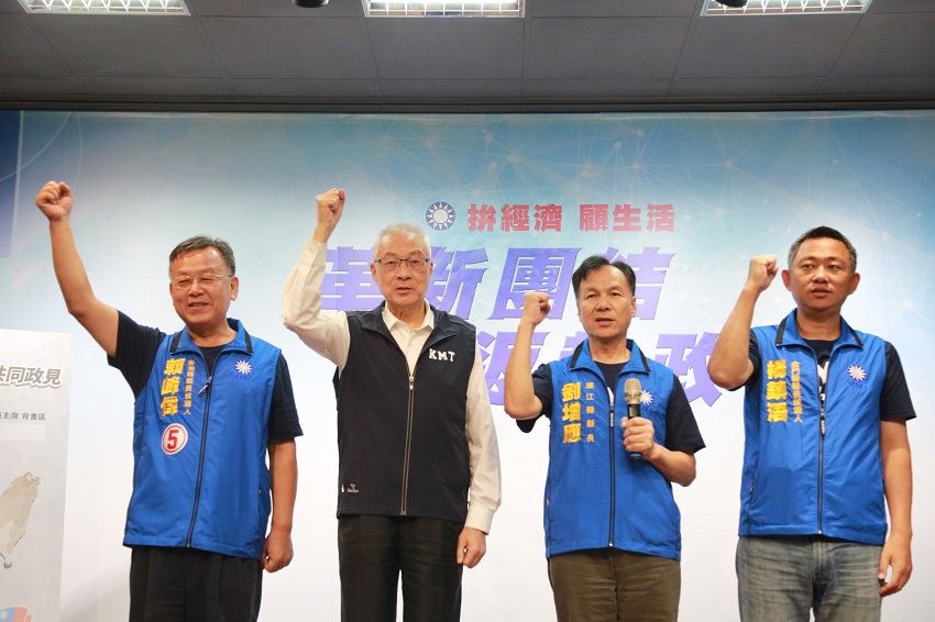 國民黨主席吳敦義（左二）今（30）天偕同金門、連江、澎湖縣長候選人楊鎮浯（右一）、劉增應（右二）、賴峰偉（左一）召開黃金三島共同政見記者會。 圖：趙婉淳／攝