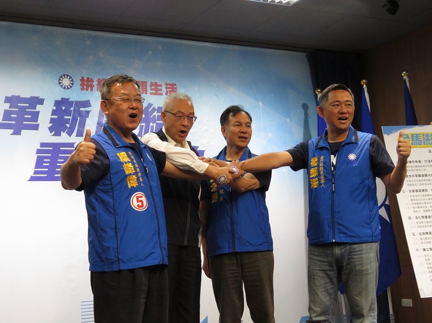 離島三兄弟上午在記者會中，在象徵三島的圖板上簽名，代表當選後政見承諾能落實，國民黨大家長吳敦義也簽名背書，意味著會確實監督三人施政。 圖：趙婉淳／攝