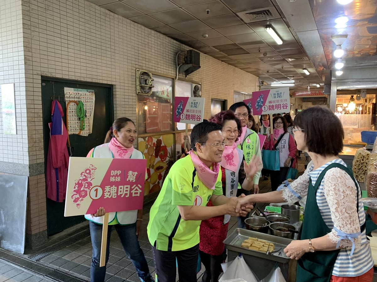 彰化縣新住民陪魏明谷到華陽市場拜票。 魏明谷競選總部/提供