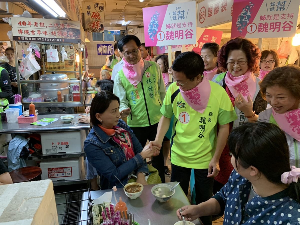 彰化縣新住民陪魏明谷到華陽市場拜票。 魏明谷競選總部/提供