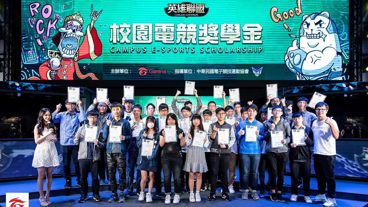 首屆《英雄聯盟》校園電競獎學金獲獎 25 名同學齊聚 Garena 電競館接受表揚。 圖：Garena/提供