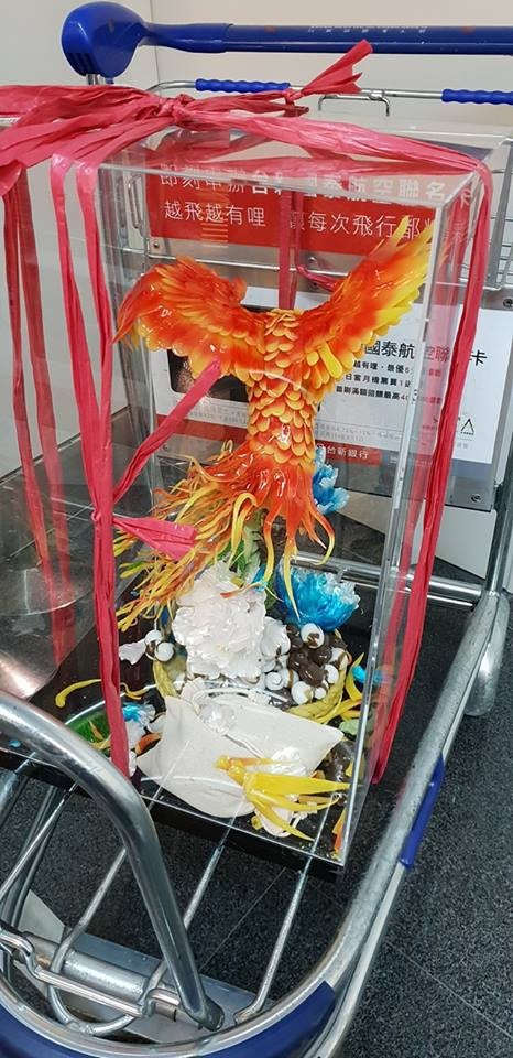 女學生準備前往南韓為國爭光的拉糖作品，在通關檢查時被重摔，部分精細的結構已明顯斷裂。 圖：翻攝爆料公社