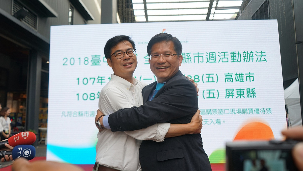 陳其邁與當年學運的老戰友林佳龍相見歡。 圖 : 陳其邁競選辦公室/ 提供