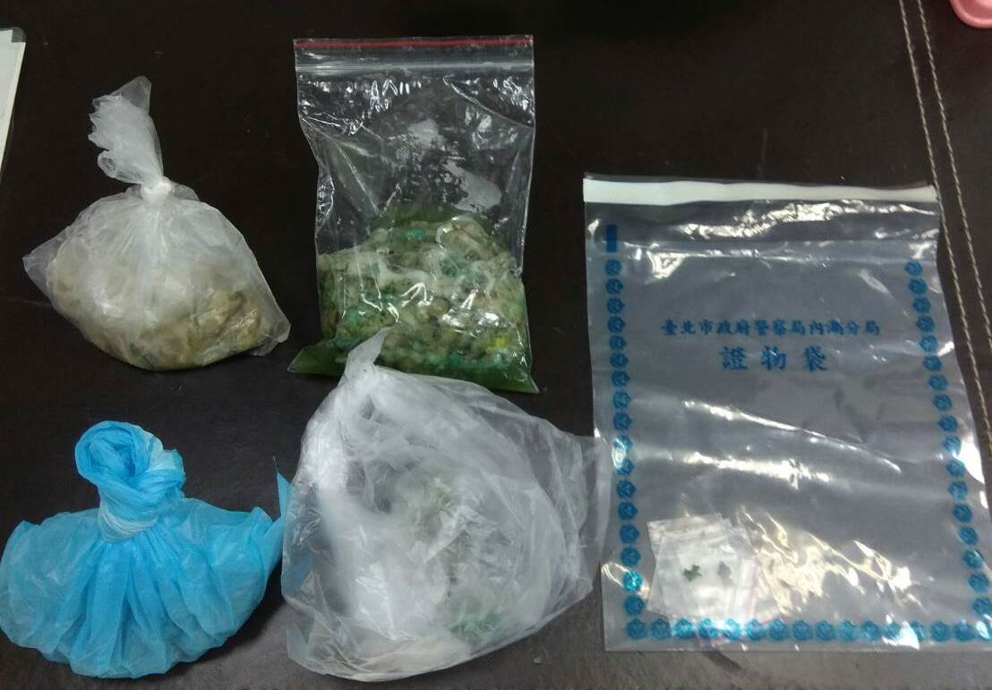 動保處查獲受害犬隻嘔吐物及疑似毒餌之檢體。 圖：動保處/提供
