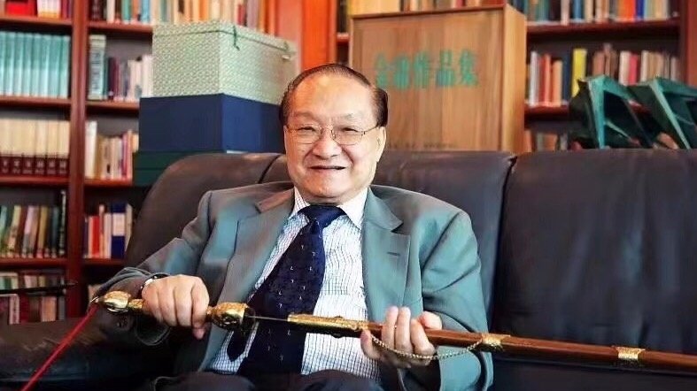 中國武俠小說傳奇作者金庸，今(30)日於香港養和醫院與世長辭，享耆壽94歲。 圖:取自金庸江湖網微博